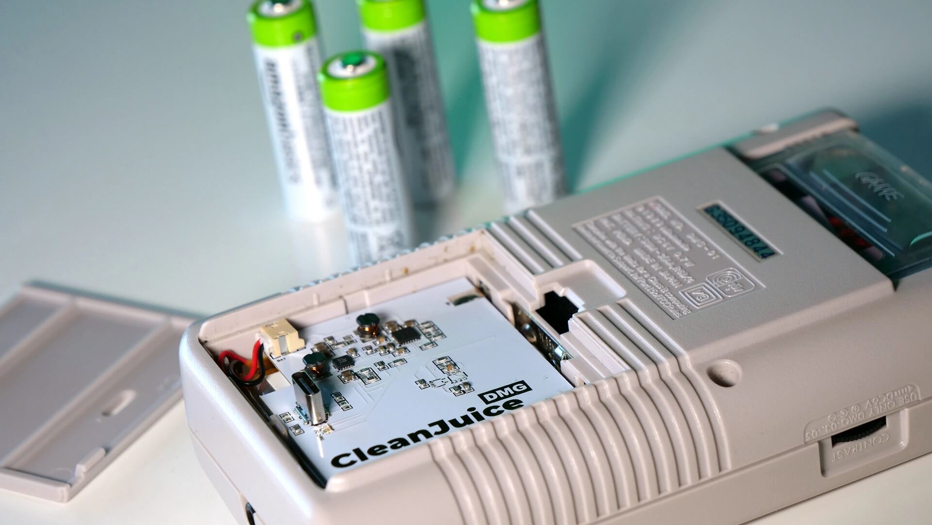 Retrosix CleanJuice Batterie Pack eingesetzt in den Game Boy