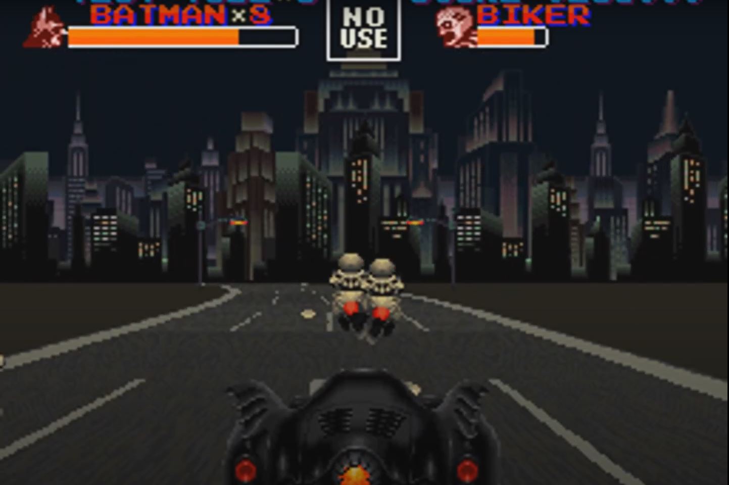 Batman Returns(SNES): Batman jagd mit dem Batmobil hinter Bikern her