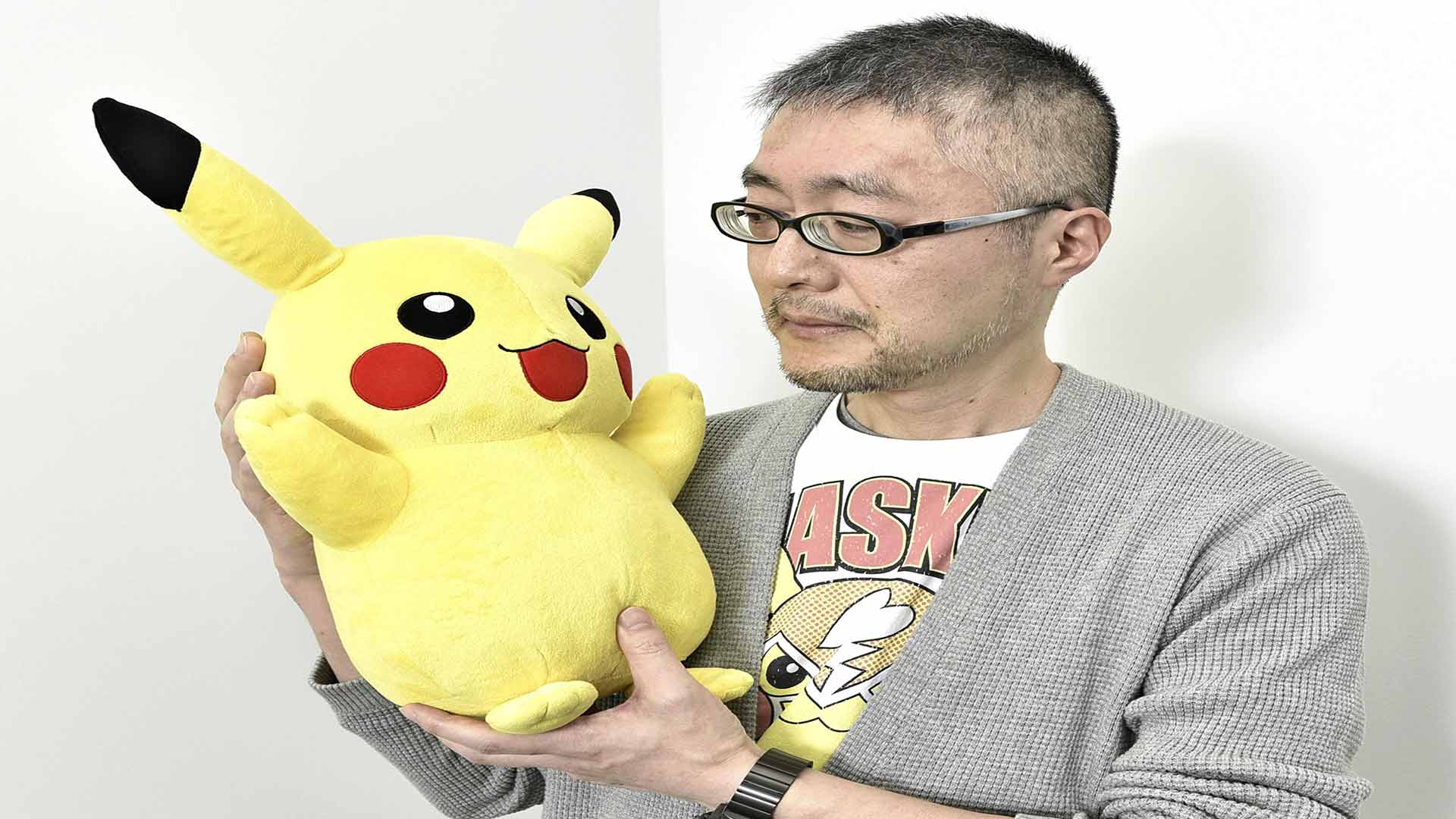 Ken Sugimori mit Pikachu in der Hand