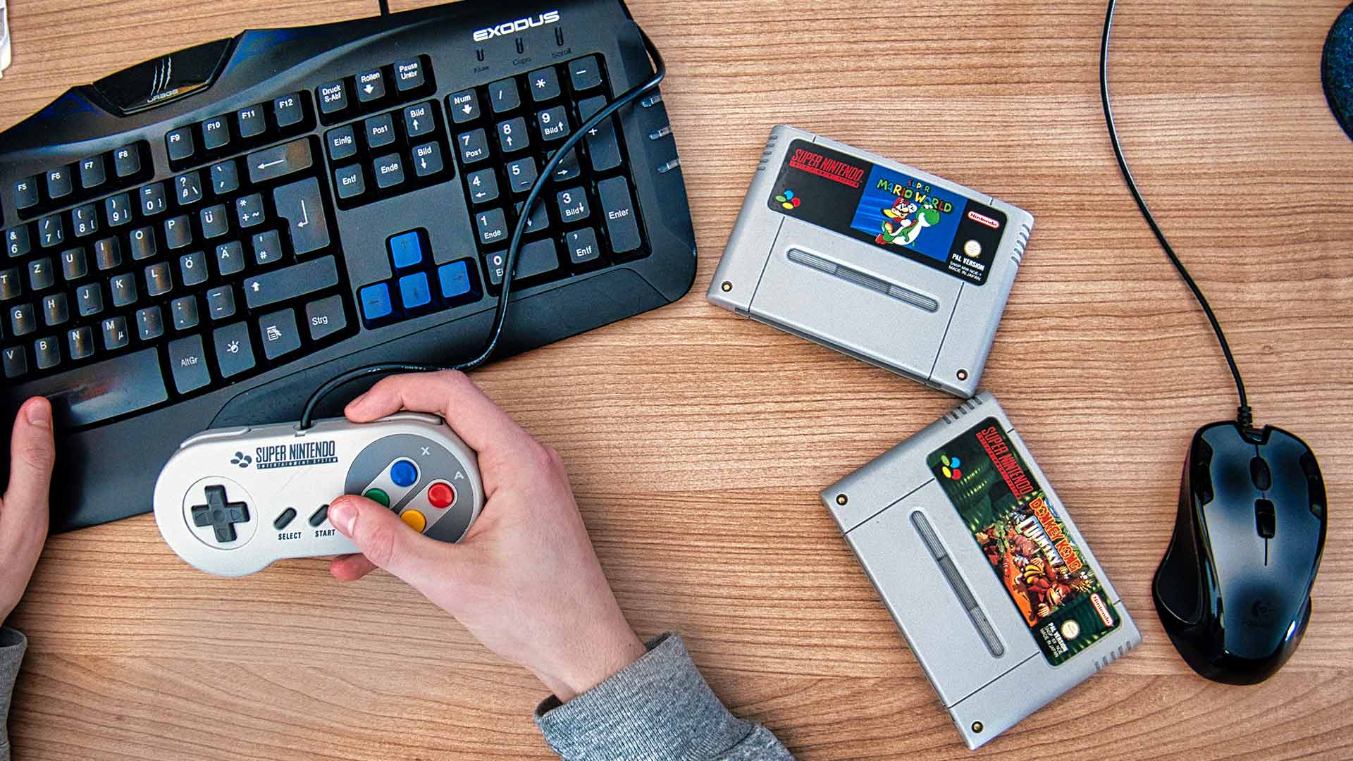 SNES Spiele und Controller am Schreibtisch