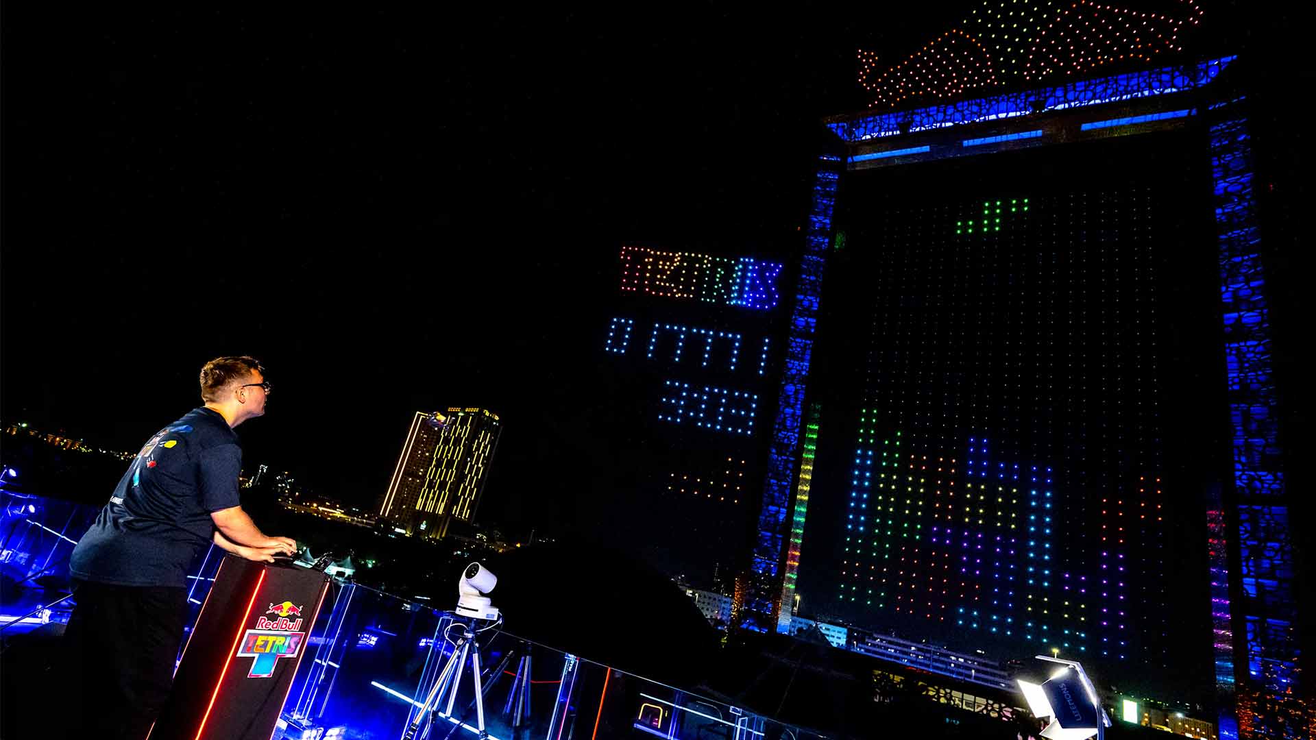 Tetris hebt ab: Red Bull spielt Tetris mit Drohnen