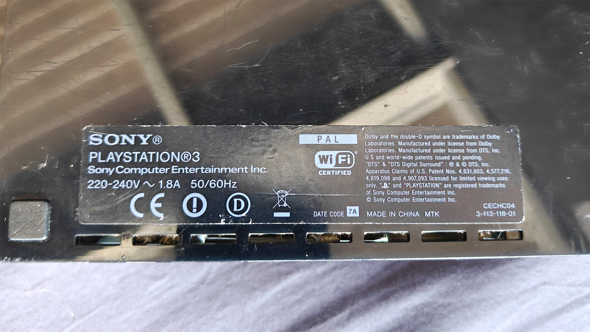 Aufkleber an der Unterseite. PAL-PS3, Modellnummer CECHC04 gut lesbar